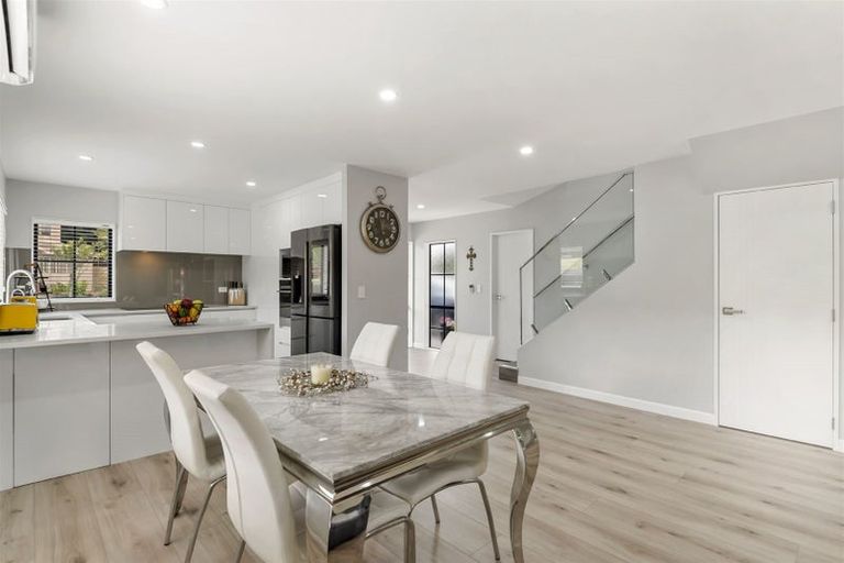 Photo of property in 6 Fairchild Avenue, Goodwood Heights, Auckland, 2105