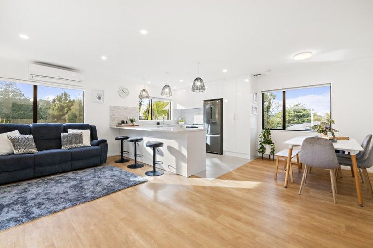 Photo of property in 2/14 Windy Ridge Road, Glenfield, Auckland, 0629