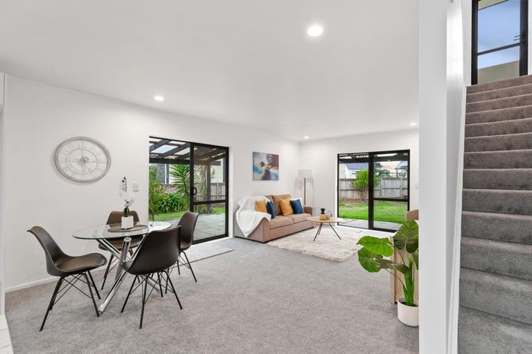 Photo of property in 32 Marinich Drive South, Ranui, Auckland, 0612