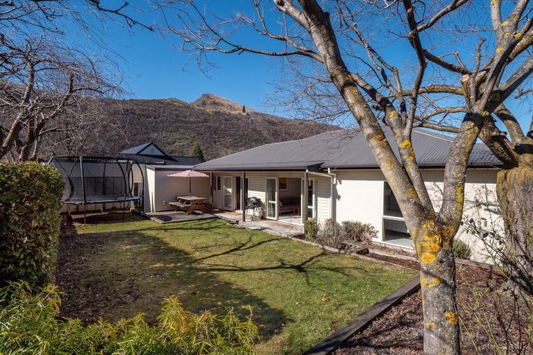 Photo of property in 15 Shanahan Lane, Arrowtown, 9302