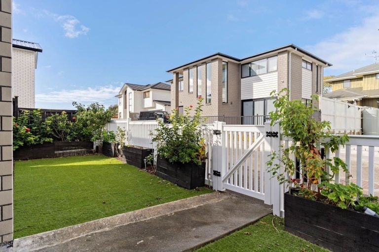 Photo of property in 12 Hava Place, Green Bay, Auckland, 0604