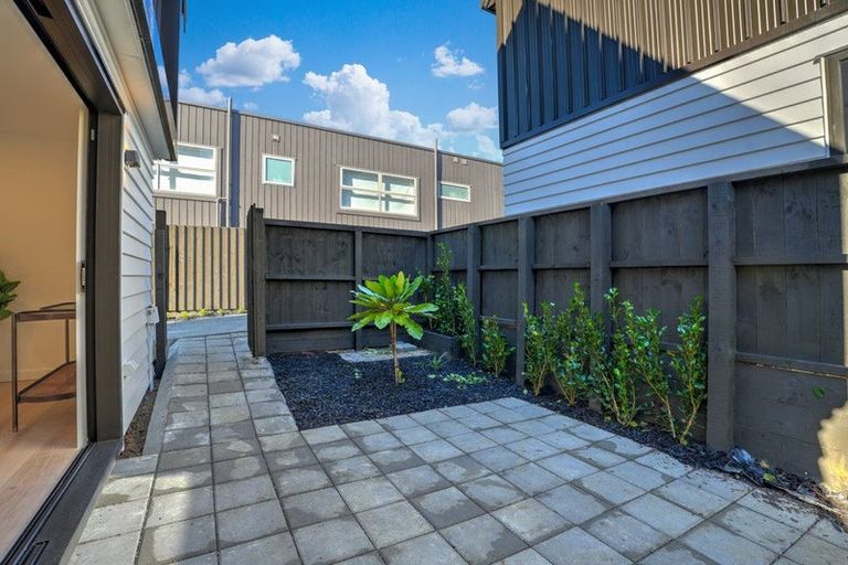 Photo of property in 71b Seaview Road, Castor Bay, Auckland, 0620