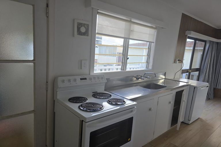 Photo of property in 62 College Road, Northcote, Auckland, 0627