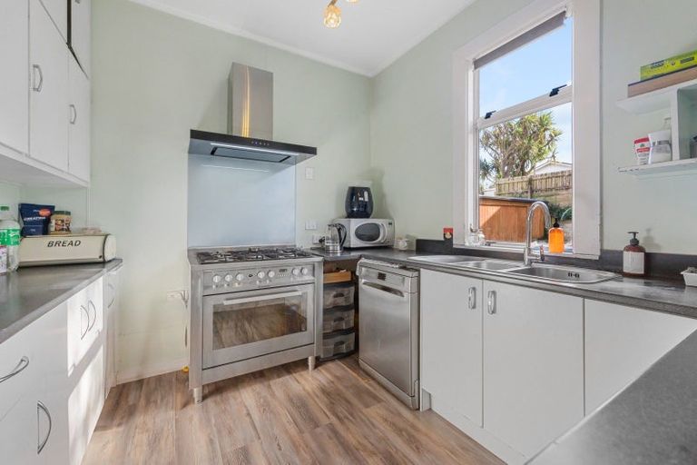 Photo of property in 6 Downe Street, New Plymouth, 4310