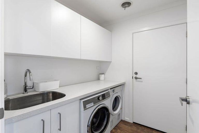 Photo of property in 111 Johnstone Drive, Fitzherbert, Palmerston North, 4410