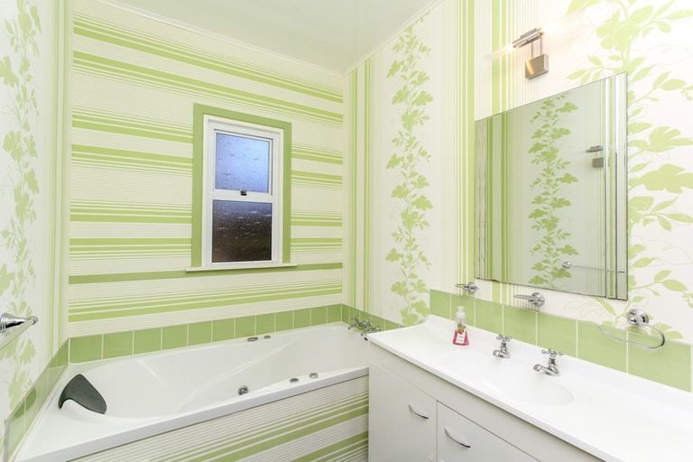 Photo of property in 33 Breakwater Road, Moturoa, New Plymouth, 4310