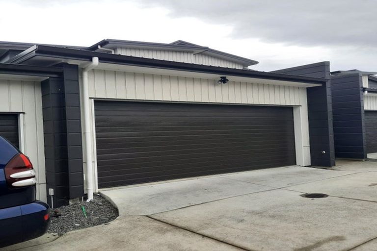 Photo of property in 4/60 Hayfield Way, Karaka, Papakura, 2580