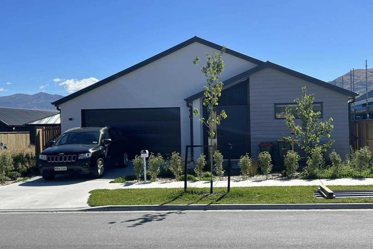 Photo of property in 32 Cheviot Street, Jacks Point, 9371