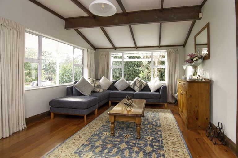 Photo of property in 200 Aokautere Drive, Fitzherbert, Palmerston North, 4471