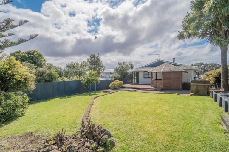 Photo of property in 27 Kiwi Esplanade, Mangere Bridge, Auckland, 2022
