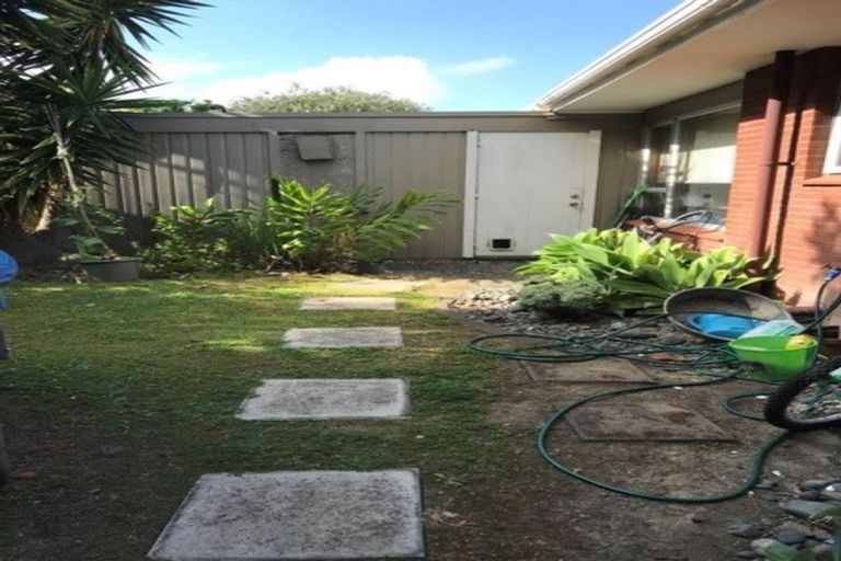 Photo of property in 2/18 Clovelly Road, Bucklands Beach, Auckland, 2012