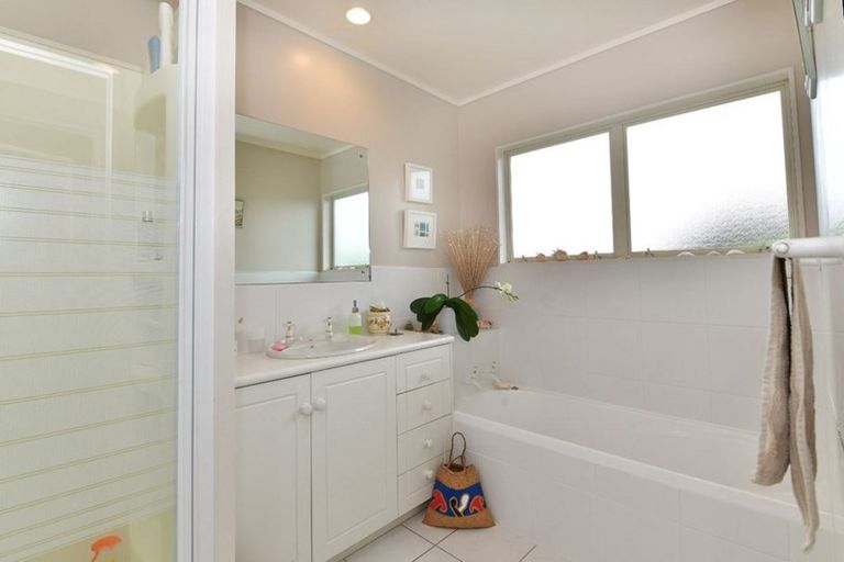 Photo of property in 28 Settlers Grove, Orewa, 0931