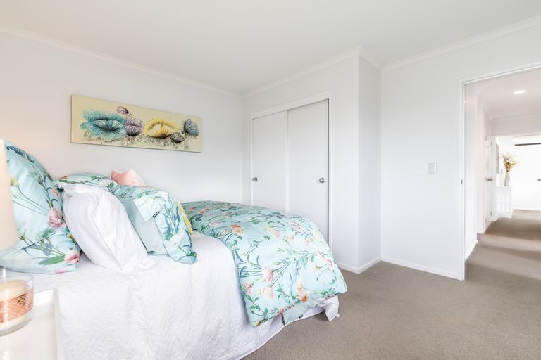 Photo of property in 27 Loughanure Place, Massey, Auckland, 0614