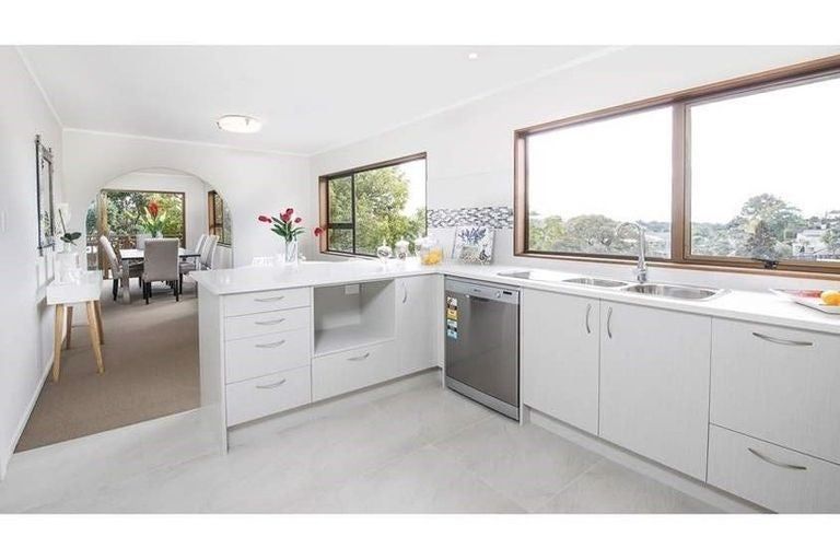 Photo of property in 1 Lynngate Place, Hillcrest, Auckland, 0627