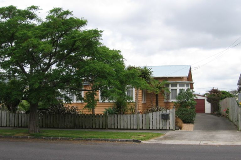 Photo of property in 18 Walmer Road, Point Chevalier, Auckland, 1022