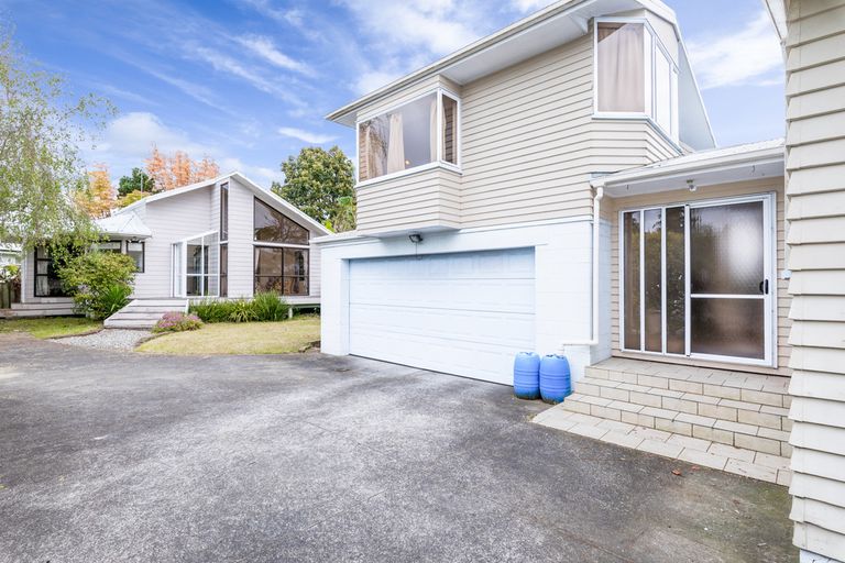 Photo of property in 26 Yeovil Road, Te Atatu Peninsula, Auckland, 0610