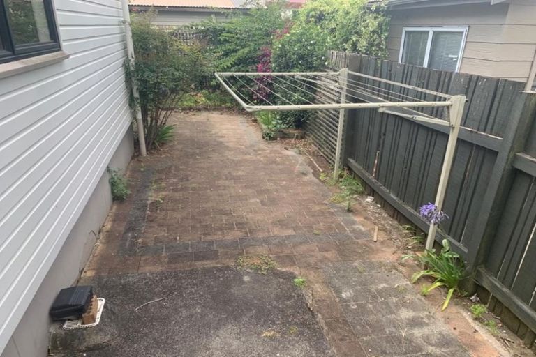 Photo of property in 1 Mark Edward Drive, Half Moon Bay, Auckland, 2012