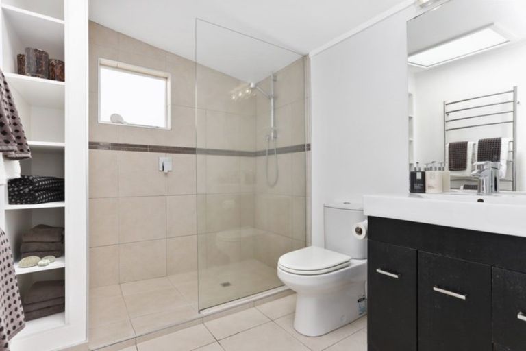 Photo of property in 7 Rodney Road, Northcote Point, Auckland, 0627