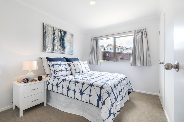 Photo of property in 27 Loughanure Place, Massey, Auckland, 0614
