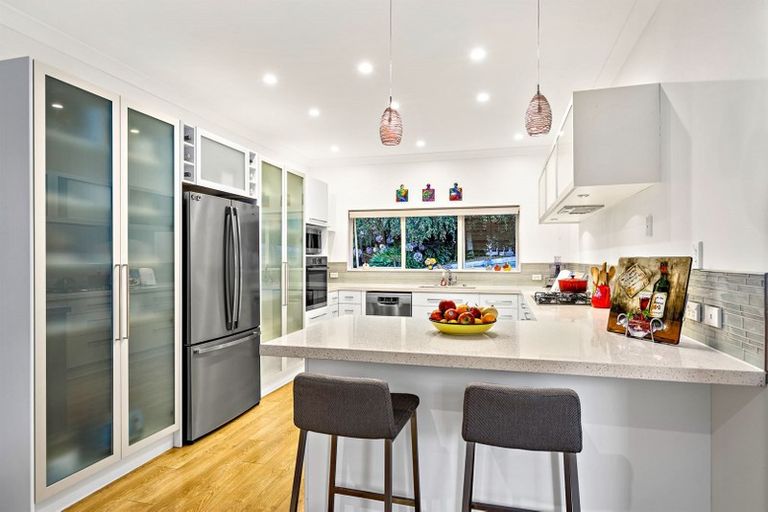 Photo of property in 7 Hobbs Road, Matakatia, Whangaparaoa, 0930