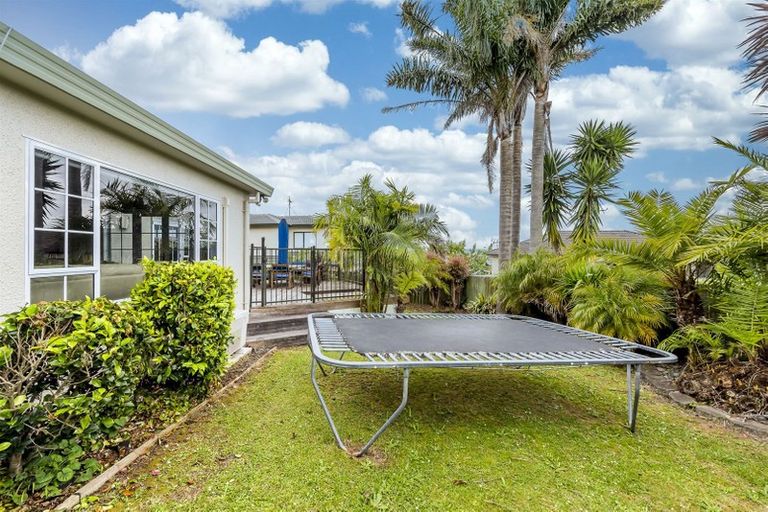 Photo of property in 9 Whiting Grove, West Harbour, Auckland, 0618