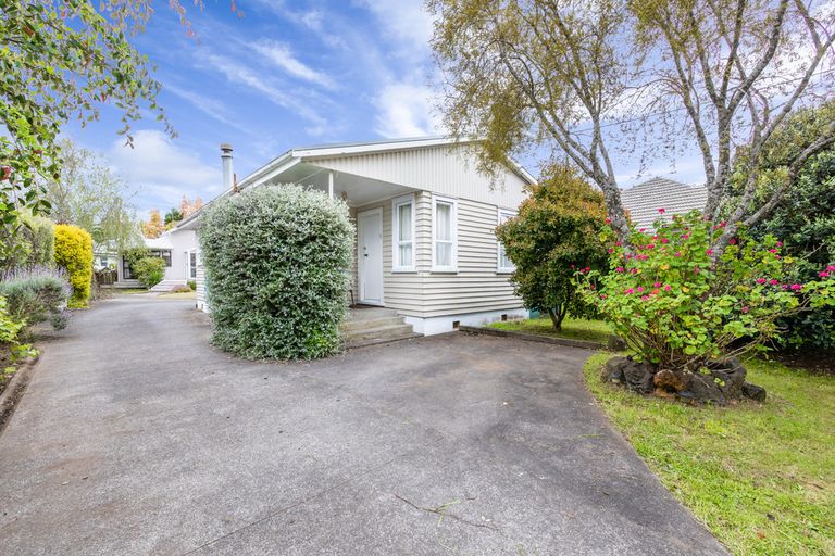 Photo of property in 26 Yeovil Road, Te Atatu Peninsula, Auckland, 0610