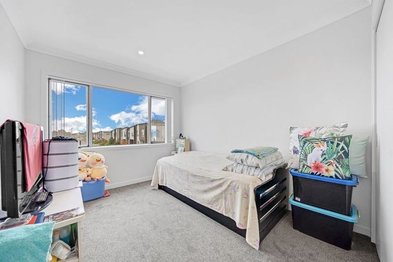 Photo of property in 70 Paretaiuru Crescent, Papakura, 2110