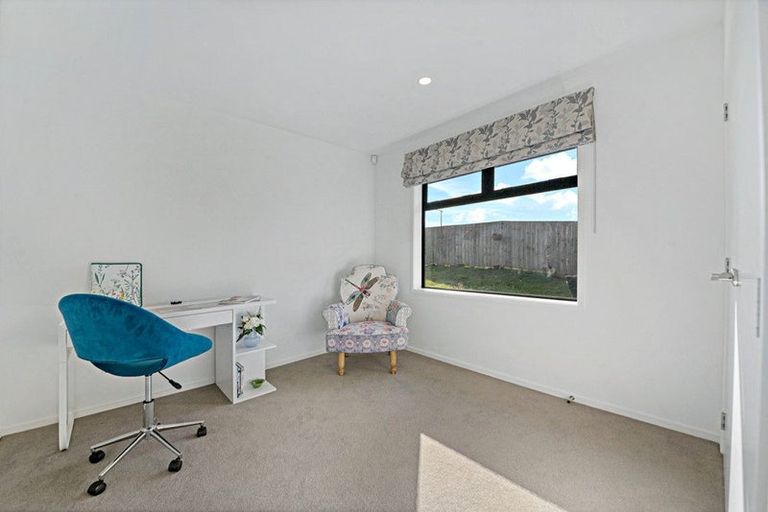 Photo of property in 17 Dame Nganeko Drive, Glenbrook, 2681