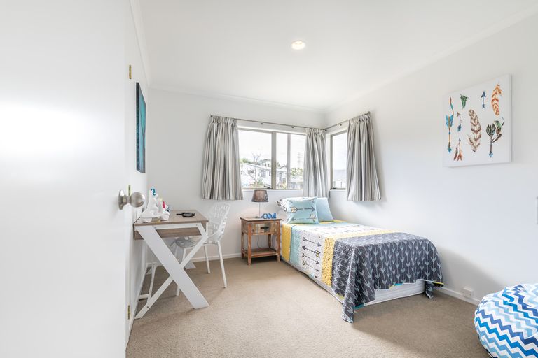 Photo of property in 27 Loughanure Place, Massey, Auckland, 0614