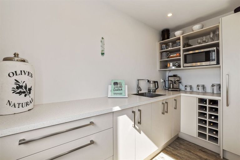 Photo of property in 10 The Terrace, Mount Pleasant, Christchurch, 8081