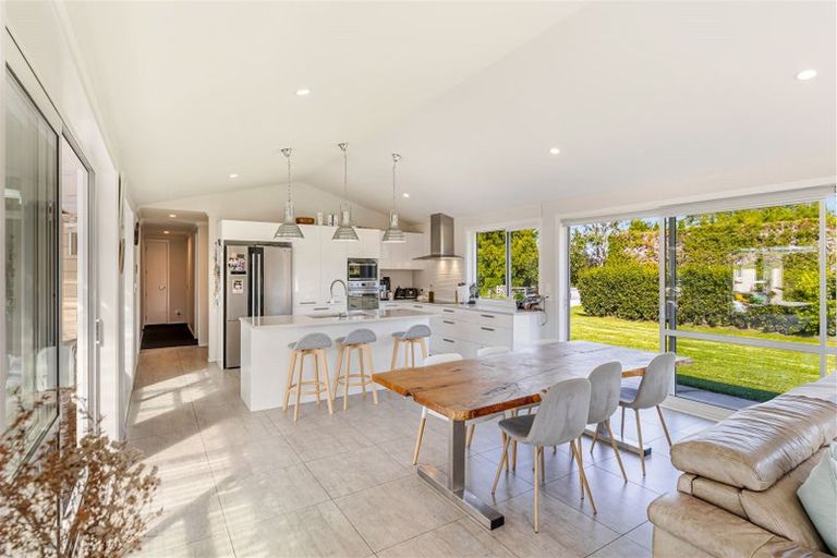 Photo of property in 773 Waitakere Road, Kumeu, 0891