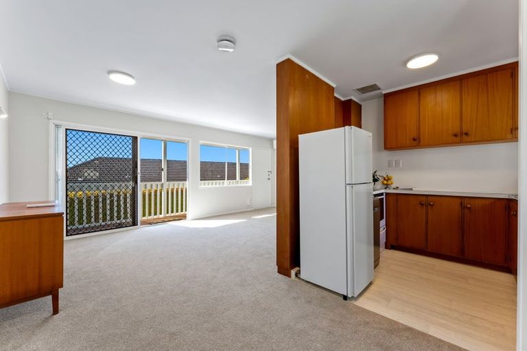 Photo of property in 2/63 Ocean View Road, Hillcrest, Auckland, 0627
