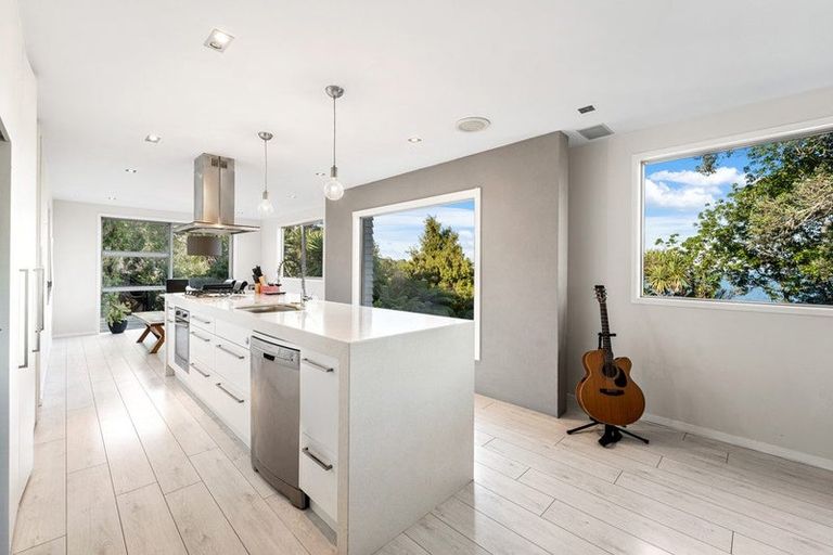 Photo of property in 30c Wade River Road, Stanmore Bay, Whangaparaoa, 0932