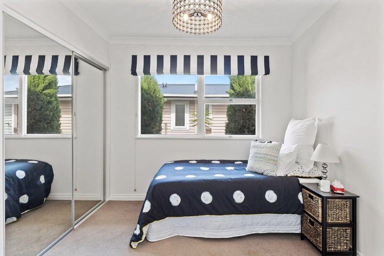 Photo of property in 16 Weatherly Road, Torbay, Auckland, 0630