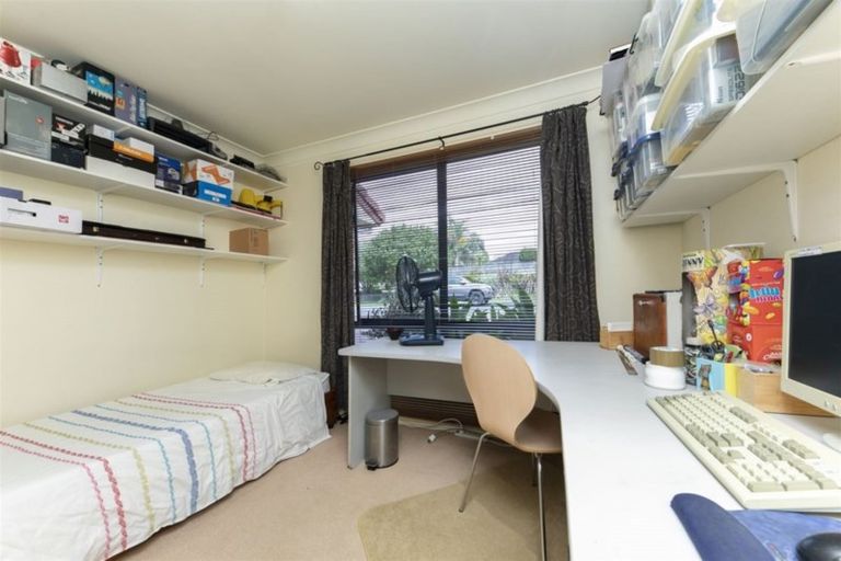 Photo of property in 2 Berkshire Terrace, Massey, Auckland, 0614