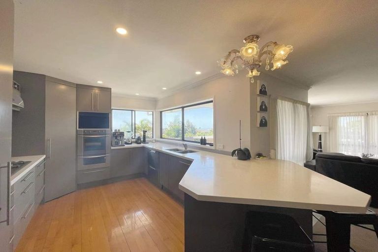 Photo of property in 2 Mellons Bay Road, Howick, Auckland, 2014