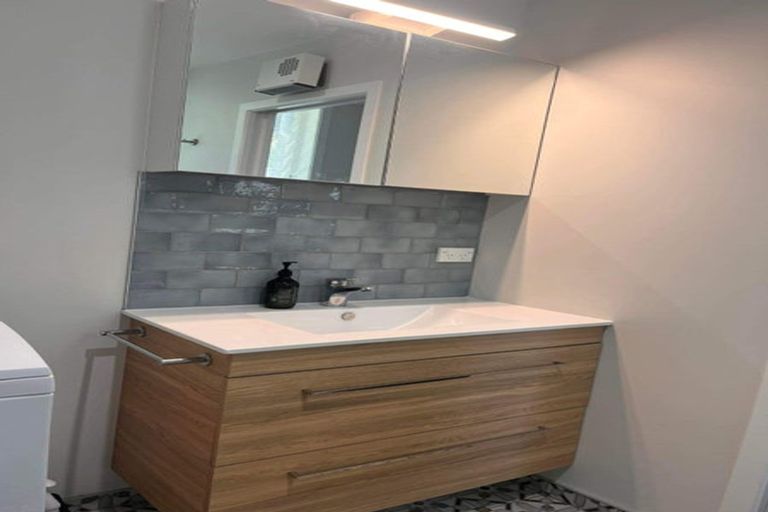 Photo of property in 120 Milton Road, Bluff Hill, Napier, 4110