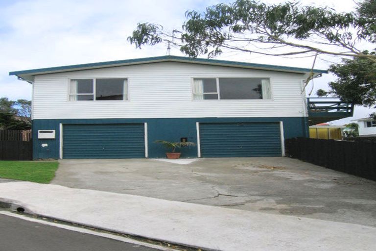 Photo of property in 16 Bloomsbury Grove, Newlands, Wellington, 6037