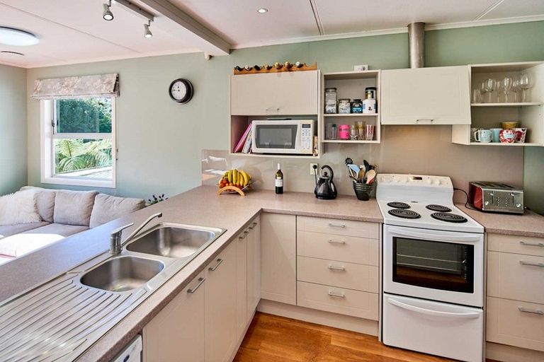 Photo of property in 5 Panorama Grove, Harbour View, Lower Hutt, 5010