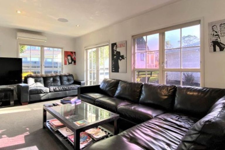 Photo of property in 3/220 East Coast Road, Forrest Hill, Auckland, 0620