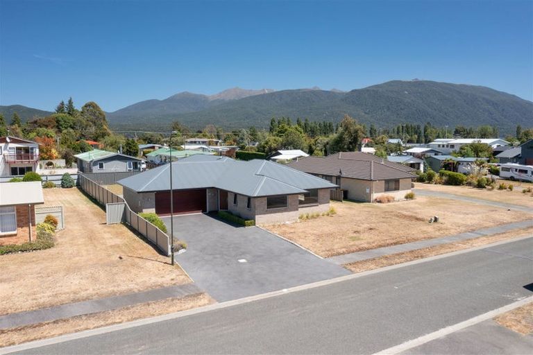 Photo of property in 16 Cunaris Way, Te Anau, 9600
