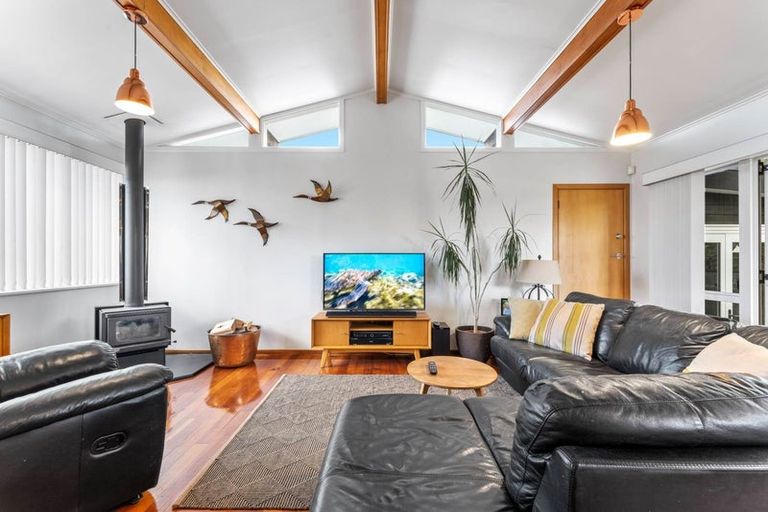 Photo of property in 6 Clinton Avenue, Te Atatu Peninsula, Auckland, 0610