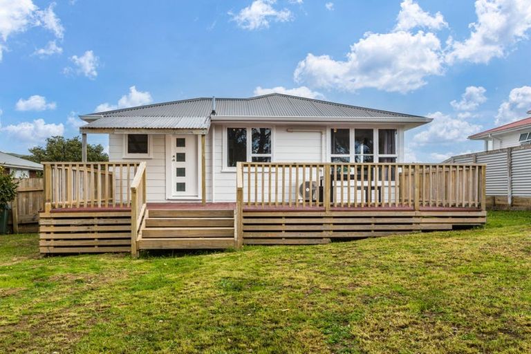 Photo of property in 32 Beauzami Crescent, Ascot Park, Porirua, 5024