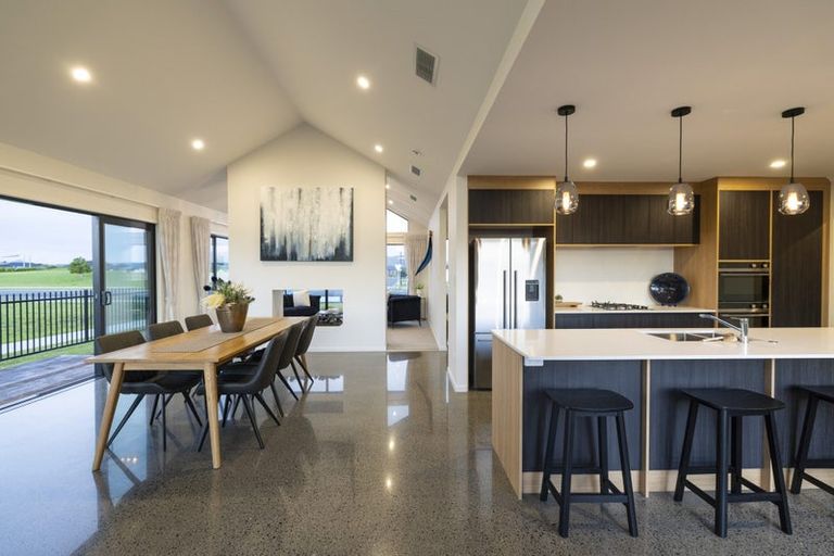 Photo of property in 14 Beveridge Road, One Tree Point, 0118