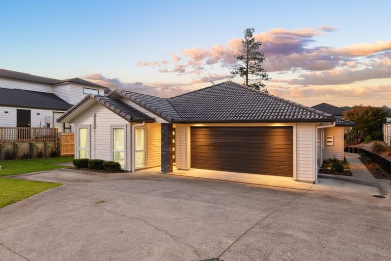 Photo of property in 12 Lockyer Road, Kumeu, 0810