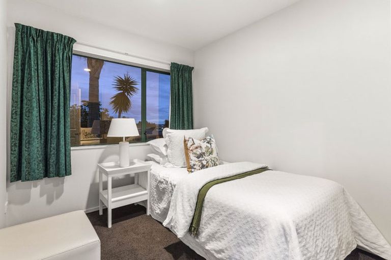 Photo of property in 5 Baulcomb Parade, Windsor Park, Auckland, 0632