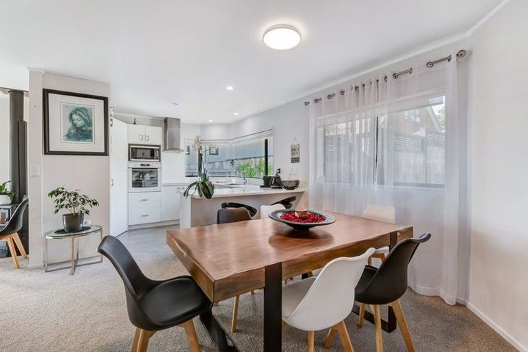 Photo of property in 2/12 Sundown Avenue, Manly, Whangaparaoa, 0930