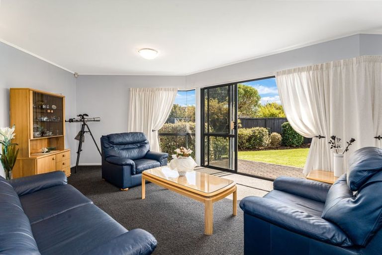 Photo of property in 21 Joseph Banks Drive, Whitby, Porirua, 5024
