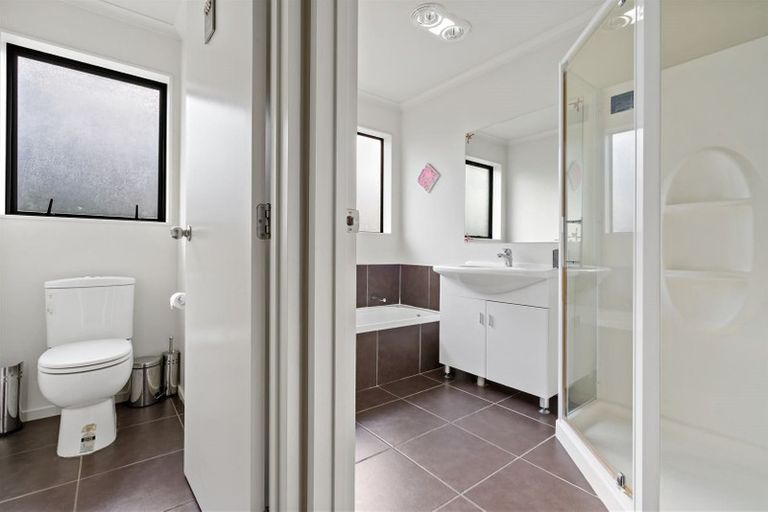 Photo of property in 28a Manuroa Road, Takanini, 2112