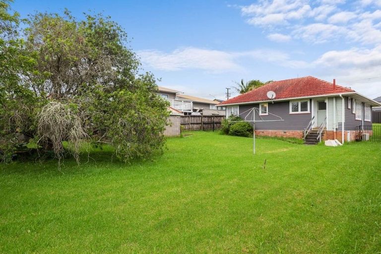 Photo of property in 19 Vodanovich Road, Te Atatu South, Auckland, 0610